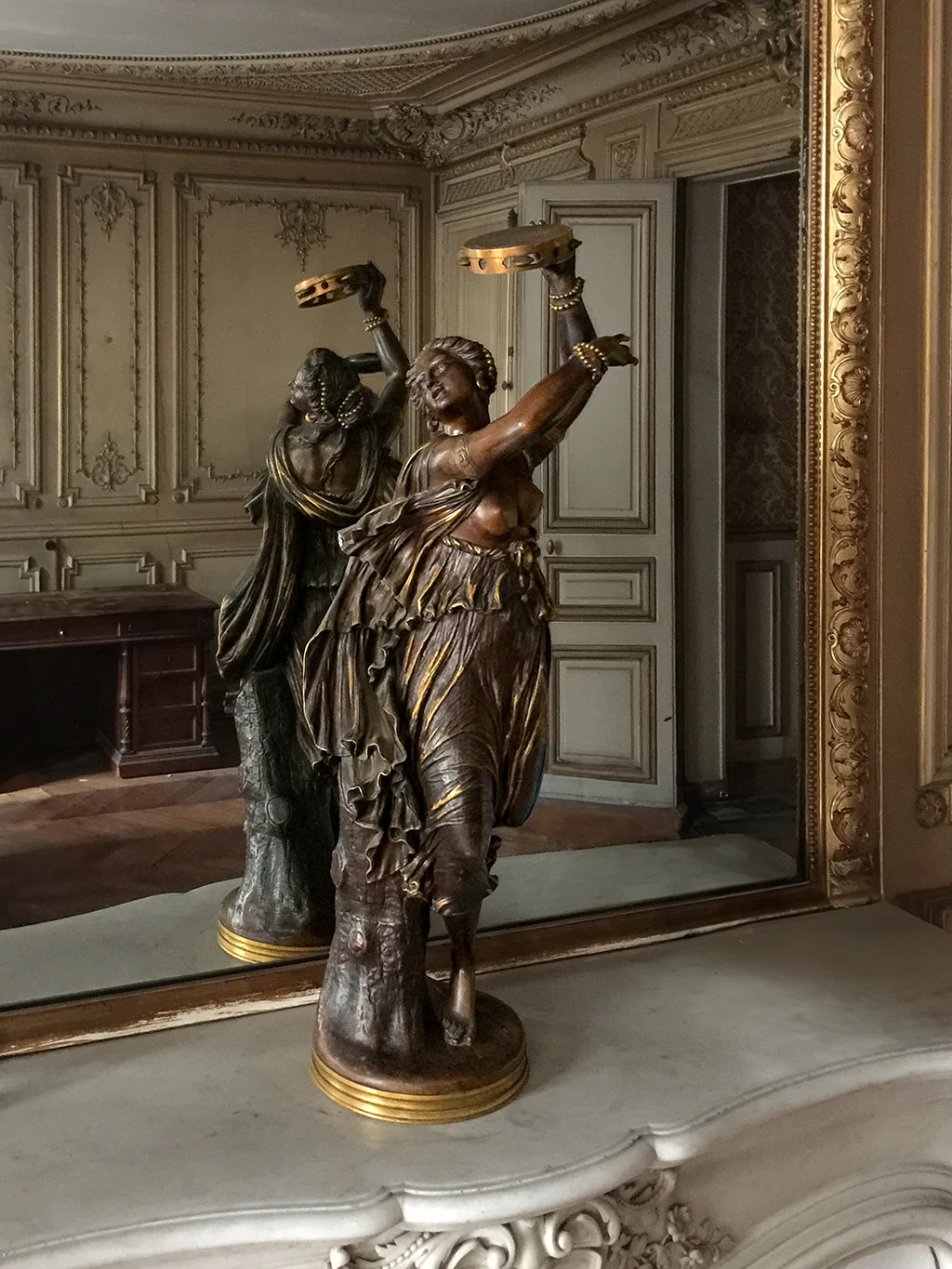 Bronze Sculpture en bronze patiné, danseuse orientaliste au tambourin, socle doré, style Second Empire, XIXe siècle