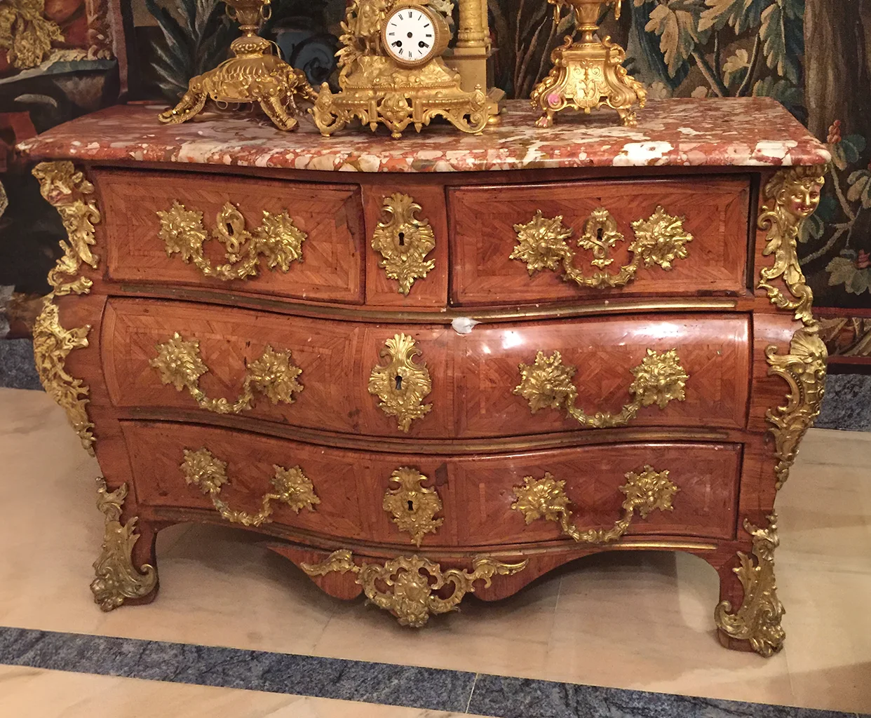 Commode galbée en marqueterie de bois de rose, montures en bronze doré à décor rocaille, plateau en marbre brèche, style Louis XV, XVIIIe siècle