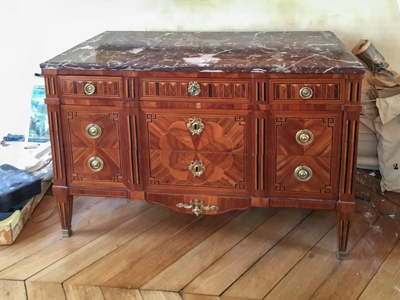Commode en marqueterie de bois de rose et filets, décor géométrique à la grecque, plateau en marbre rouge royal, style Louis XVI, XVIIIe siècle