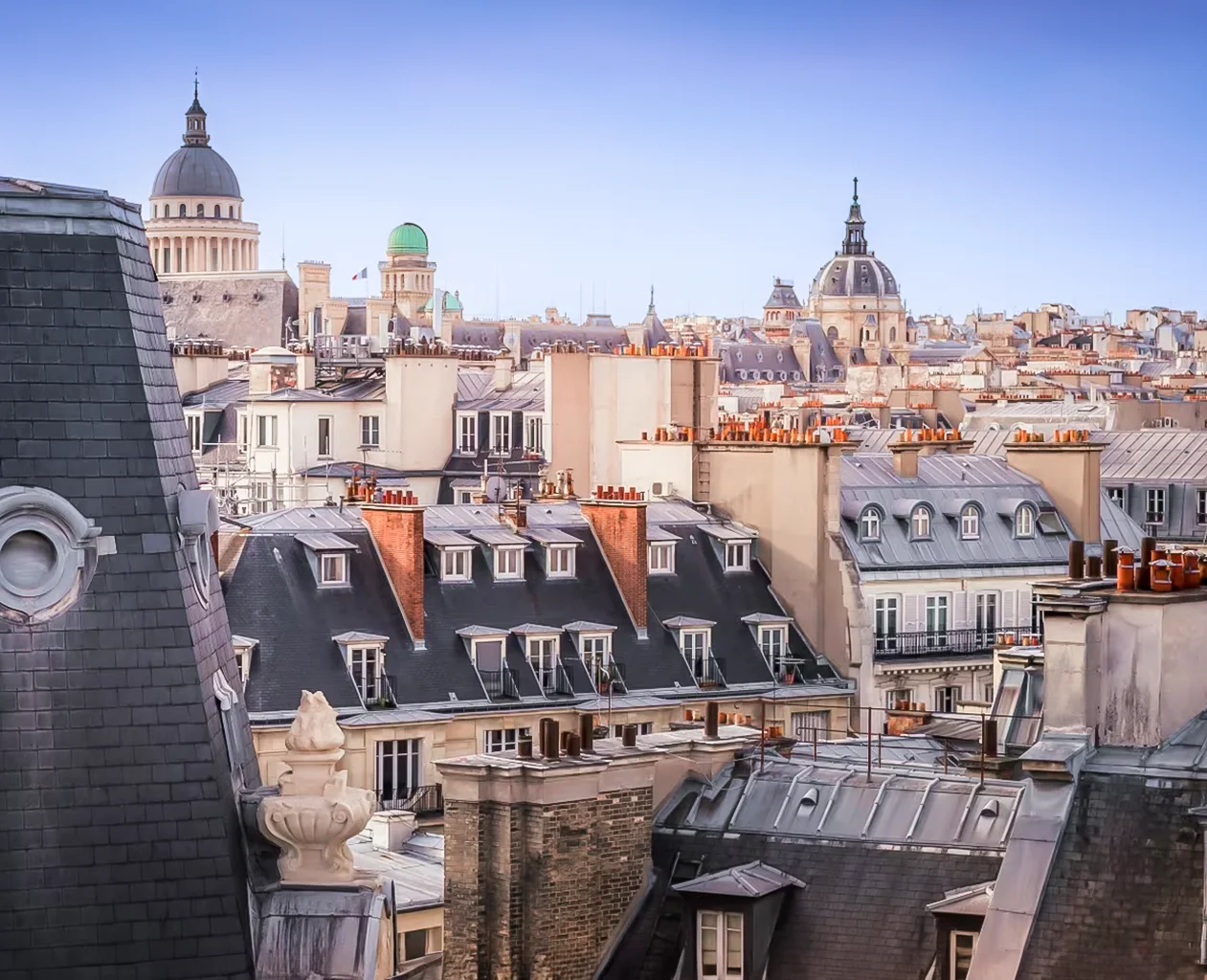 Paris-Rive-Gauche Crucifixion avec la Vierge et saint Jean l'Évangéliste, huile sur panneau, cadre en bois doré, école française ou flamande, XVIe–XVIIe siècle