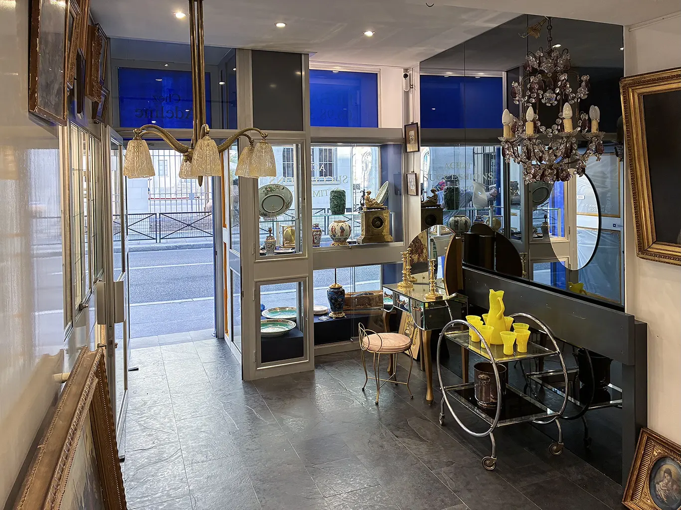 Interieur-boutique Maison Le Dore salon antiquaire